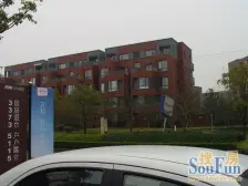 面宽4米 小区中庭位置 装修保养好 带8平米露台 有钥匙