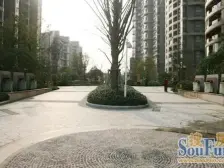 近地铁口旁 房东诚心出售,看中价格好谈, 拎包入住