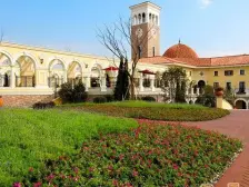 此房是小区西边套,业主诚意出售,毛坯采光好,满五年