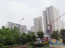 看房子方便,带私家露台,门口就是轻轨站