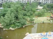 门口就是球场,出门就是丁公路地铁口