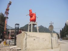 地铁口。,简装空房三房双卫可任意装修。