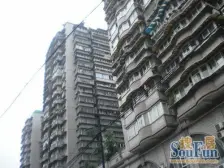 该房子位于较场口,出门双轻轨,楼下永辉,石灰市。