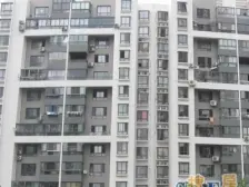 小区唯yi一套大平层,精装修5+1房型4卫,有车位