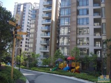 交通便利,生活配套齐全,诚心出售, 装修大两房。