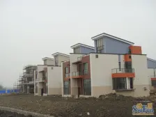 小区在卖独有的大双拼毛坯别墅,花园大,停车方便