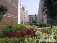 小区出门方便,物管费用低,房价低,房子不是顶楼