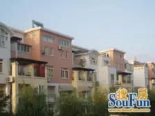 地铁口50米,南无遮挡北邻河,一楼有房间带大花园