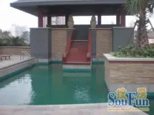 类私家别墅,南北花园约140平,泳池约40平,带车位。