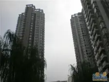 大环境好,背靠彩云湖湿地大公园,南面是巴国城.
