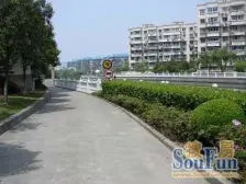 新上花园位置好房,看房方便诚售可谈,园林式小区停车无忧。