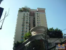 ①电梯房的三跃;②二层、三层各带一个30㎡私家花园。