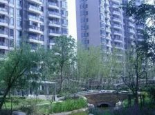 南边临河,有地下室、花园,多窗户整天很敞亮