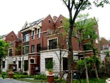 近地铁别墅,装修保养好,有花园地下室,得房率高