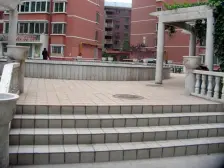 东方红广场电梯房,小区环境好。地下停车场采光好。