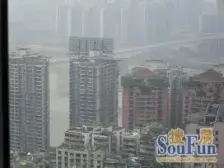 楼下就是轻轨站 过马路就是解放碑 安心卖