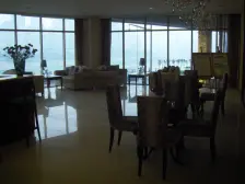 一线江景房楼层好,渝中半岛夜景视野霸道,看轻轨穿楼