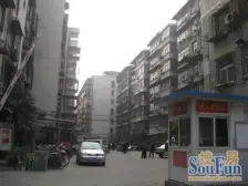 交通方便,出门即车站,生活配套齐全