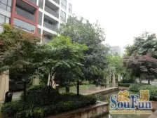 产权 正规两室,住家装修,低楼层 ,交通便利