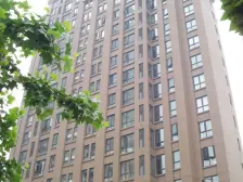 一梯三户,南北通透,近地铁,小区入口附近,装修齐全,带车位