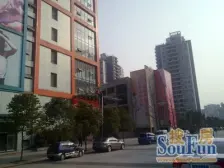 此房该房子采光户型都好,步行街上,轻轨站上