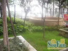 近解放碑商圈,近洪崖洞,小区电梯房,出行便利。