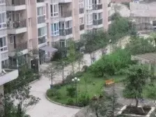 满两年 出让地 轻轨房 就在步行街上