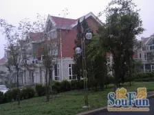 上叠别墅,空间大,有露台,小区位置可以,离轻轨站近