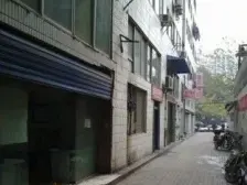 渝中区牛角沱轻轨站旁,电梯两房诚心出售,价格实惠!