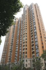 皇冠国际户型方正,采光好装修好,环镜优美中间楼层