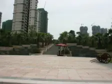 顶跃三层楼,带屋顶花园,带露台,装修保持好,轻轨旁