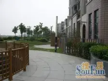 交通配套齐全,户外小花园,景色怡人。