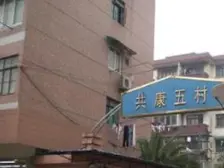 电梯房 ,次顶楼 ,南北房间,厅在当中 ,阳光充足,