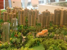 雅居乐一期 清水小高层 2梯4户 门口既是轻轨