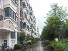 04年现浇房近地铁,位置佳,带个大院子,满五年