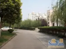 全屋精装带地暖~带30平院子!小区中间位置。