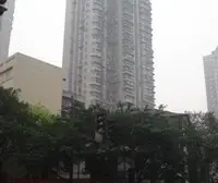 大坪医院下面,楼下肖家湾公交站,出行方便