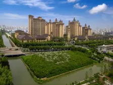 此房是小区少有的顶楼复式,空中别墅挑空客厅