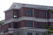 联排别墅总共四层 有车库 有花园 有露台 院子200平方