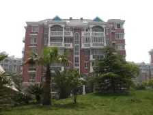 小区中心位置,得房率高,主卧朝南,精装修,采光充足,南北通透