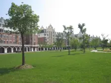 户型方正,阳光充足,空气清新,环境优美,带储藏室。