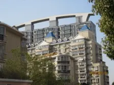 大四房,三开间朝南的三个大花园,采光充足,已空关