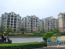 阳光花海近人工湖的联排别墅,前后花园,户型好