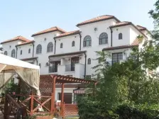 西班牙风格,装修保养好,户型方正,露台全部做好