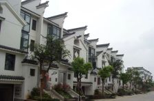 官塘商圈,联排别墅,五房设计,南北花园,环境优美。