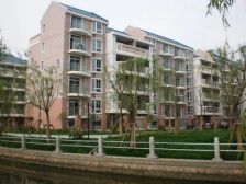 顶层带阁楼,阁楼空间很大,三面采光,户型方正