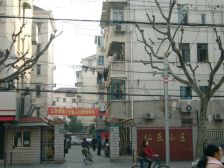 近地铁,一楼居住舒适方便,小区中间位置