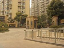 周边优惠2万+,物业费2块,停车位充足,三南中层两房,两梯两