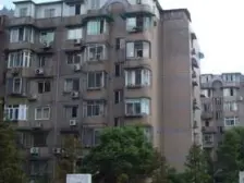 一楼带18平大花园+三期2000年+小区中间位置,环境好