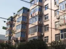 精装修三房,带储藏室,小区中间位置。
